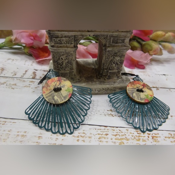 Eiffel Tower Earrings - Picture 2 of 2